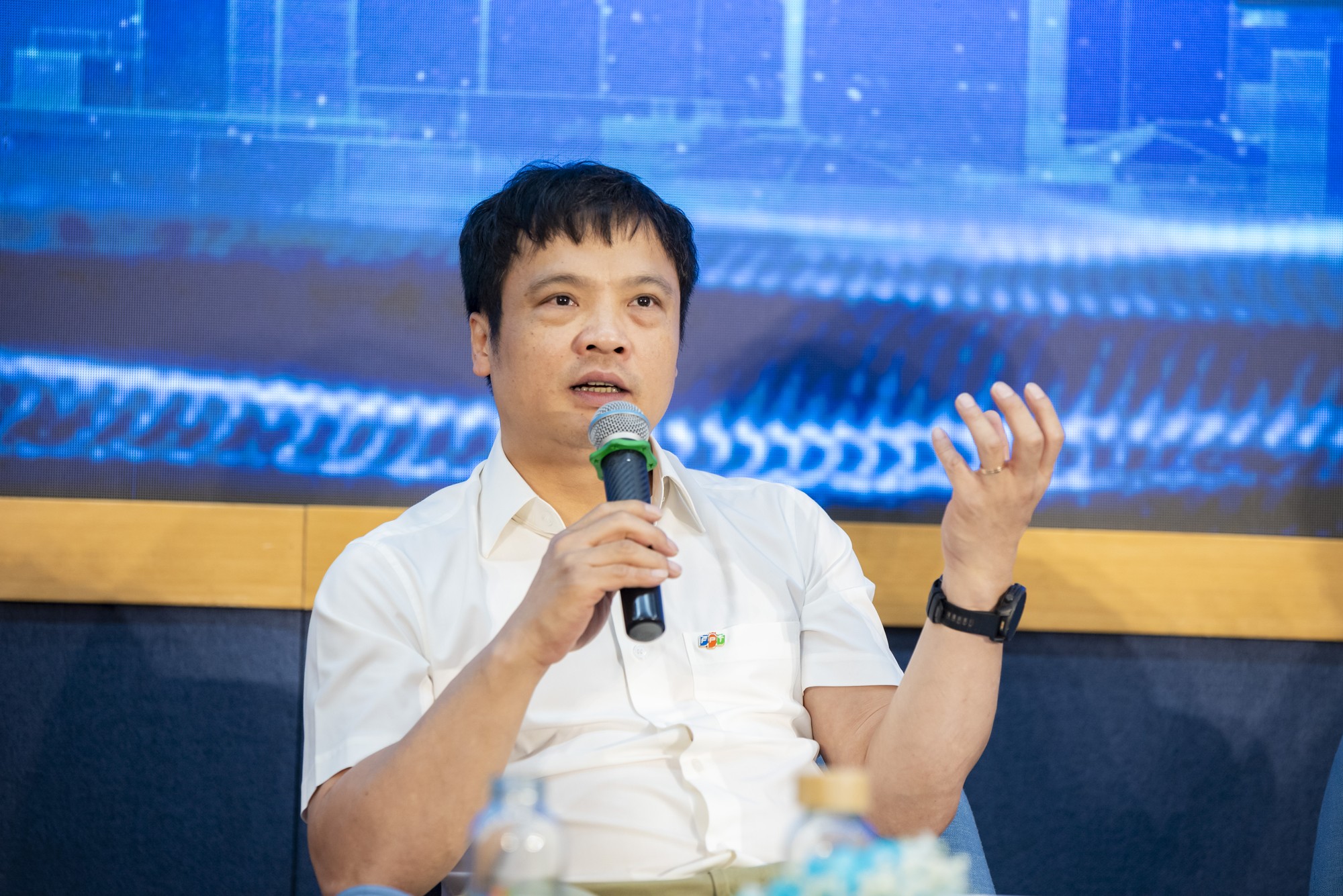 Ông Nguyễn Văn Khoa – Chủ tịch VINASA, Phó Chủ tịch Hội doanh nhân trẻ Việt Nam, Phó Chủ tịch ASOCIO, Tổng Giám đốc Tập đoàn FPT. Ông Nguyễn Văn Khoa - Tổng Giám đốc Tập đoàn FPT.JPG