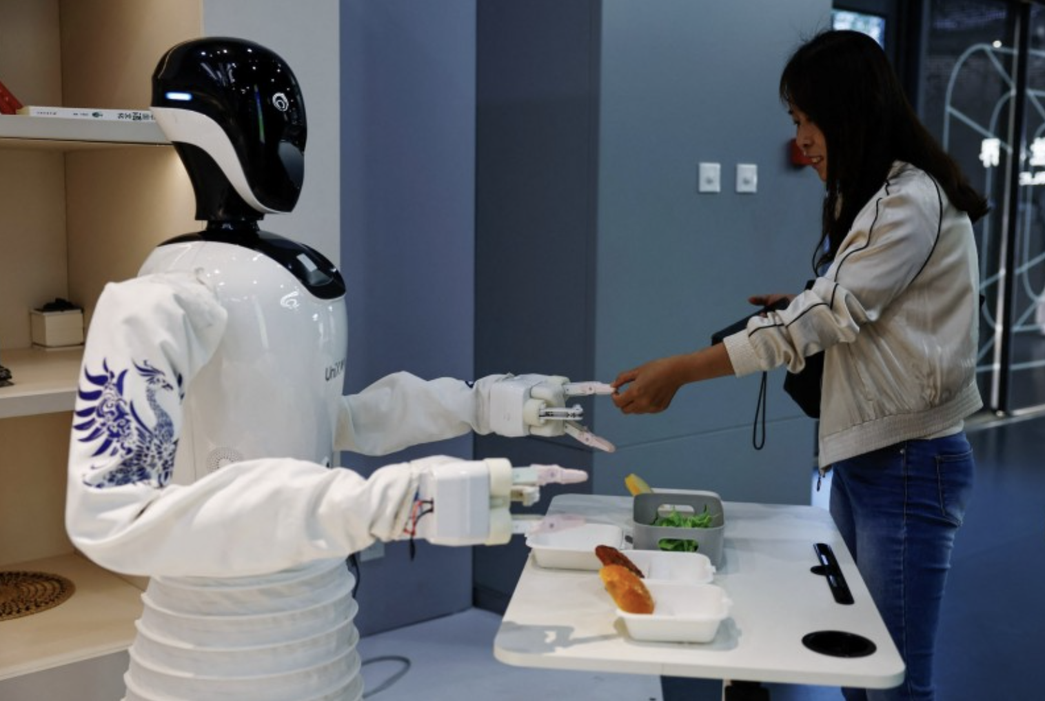 Công nghệ robot hình người: Cơ hội hay rủi ro cho lực lượng lao động- Ảnh 2. Công nghệ robot hình người: Cơ hội hay rủi ro cho lực lượng lao động- Ảnh 2.