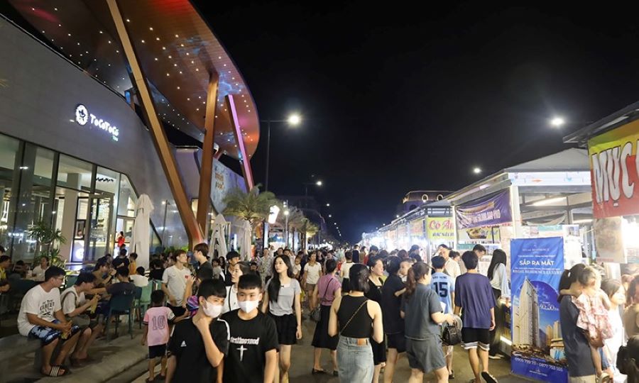 Lễ hội ẩm thực “Hương sắc quê nhà” thu hút sự tham gia đông đảo của người dân và du khách.