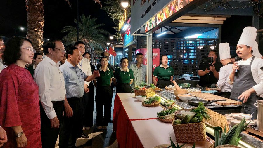 Các đại biểu tham quan các gian hàng ẩm thực