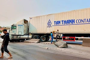 Quốc lộ 1A qua cầu Gianh ở Quảng Bình ùn tắc gần 1km 1 Xe container đâm dải phân cách, quốc lộ 1A đoạn qua Quảng Bình tắc đường kéo dài