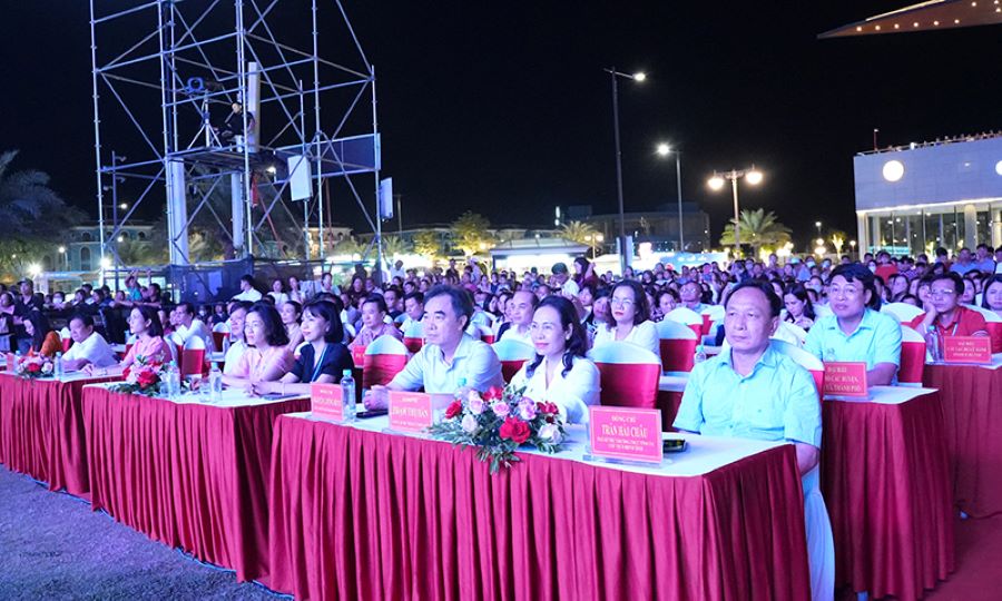 Các đại biểu tham dự chương trình. Các đại biểu tham dự chương trình.
