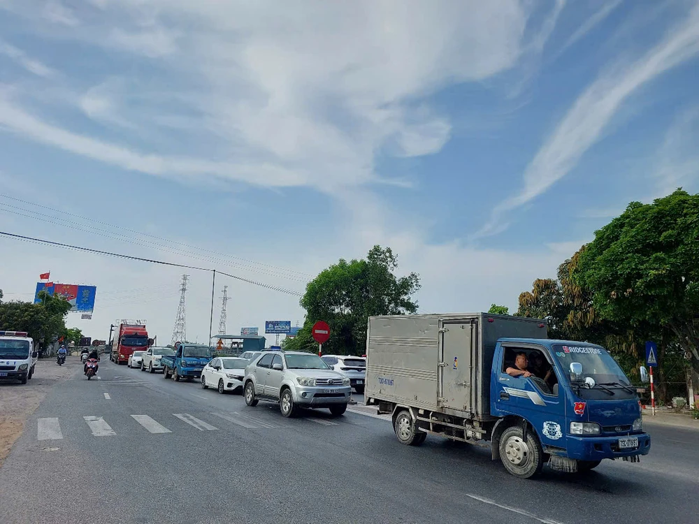 Lượng phương tiện tắc nghẽn cục bộ theo hướng Nam-Bắc trên Quốc lộ 1A chiều ngày 3-5. Ảnh: B.T Quoc-lo-1A (1).jpg
