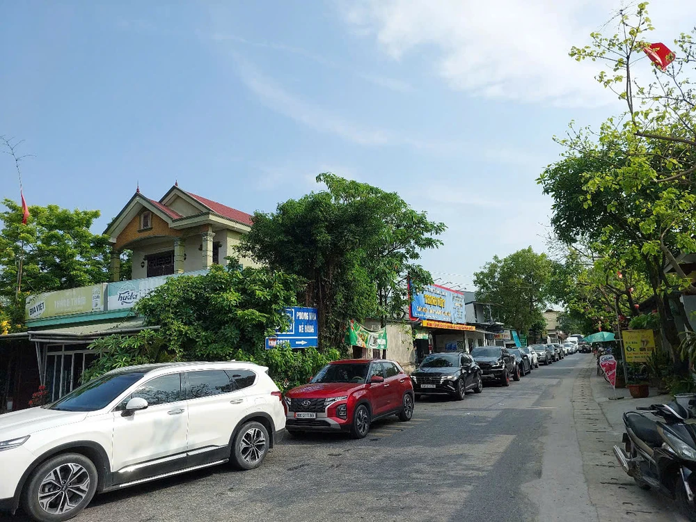 Không chỉ Quốc lộ 1A, một số đoạn tuyến nối đến các điểm du lịch Phong Nha-Kẻ Bàng hiện cũng đang tắc nghẽn. Ảnh: B.T Quoc-lo-1A (2).jpg