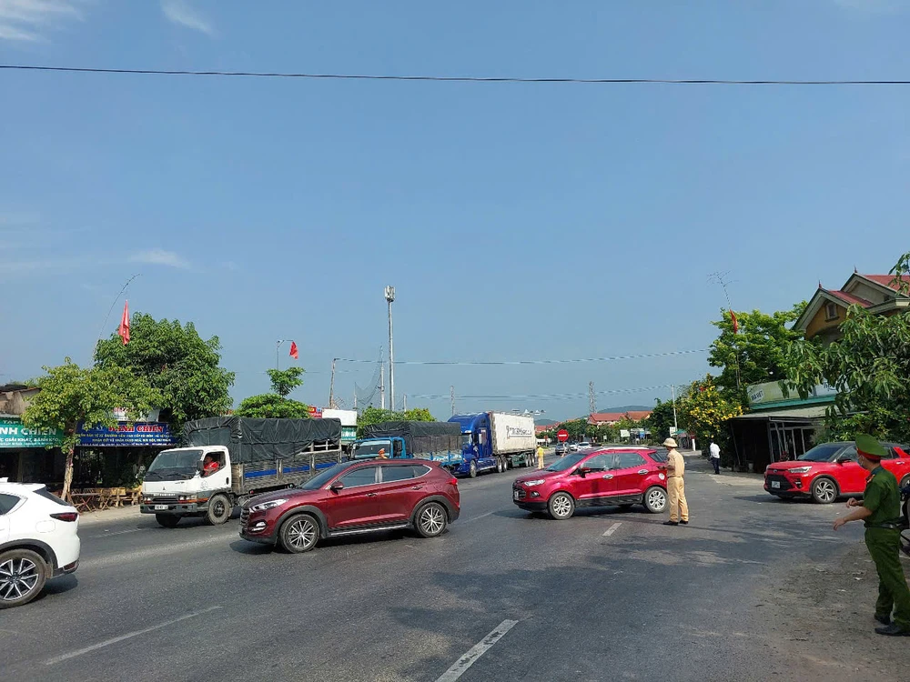 Dòng phương tiện đổ về từ Phong Nha-Kẻ Bàng hướng ra phía Bắc Quốc lộ 1A. Ảnh: B.T Quốc lộ 1A qua cầu Gianh ở Quảng Bình tắc gần 1km