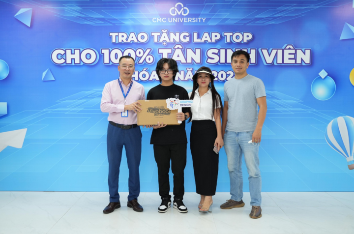 Nơi đào tạo 'doanh nhân số' 2 Trường Đại học CMC trao tặng laptop cho tân sinh viên nhập học năm 2024.