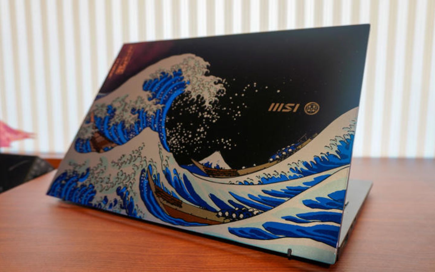 Top 15 siêu phẩm công nghệ ấn tượng nhất tại triển lãm Computex 2025 2 MSI Prestige 13 AI+ Ukiyo-e Edition