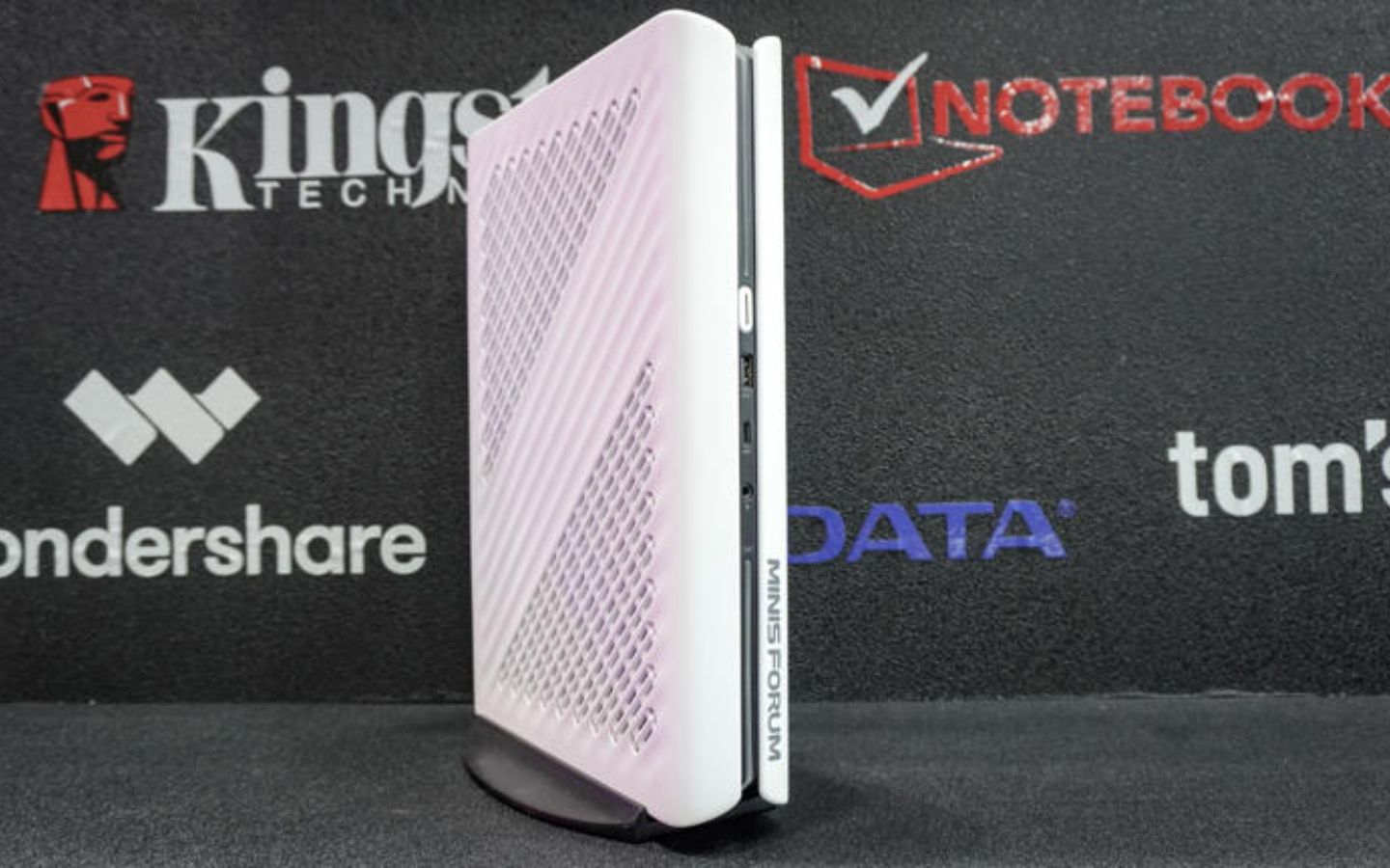 Top 15 siêu phẩm công nghệ ấn tượng nhất tại triển lãm Computex 2025 8 Minisforum G1 Pro