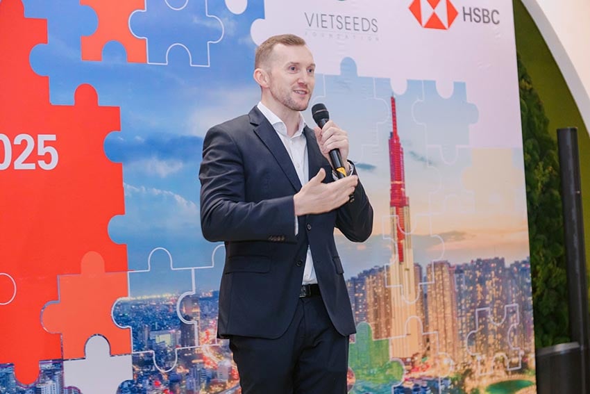 Người dùng được bảo vệ dữ liệu ra sao khi công nghệ Deepfake, AI nở rộ? 1 sinh vien viet nam gay tieng van tai hsbc bcc 20250424 dnplus 1 112626