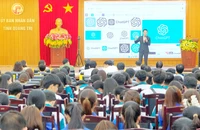 Tập huấn ứng dụng AI cho 800 doanh nghiệp, hợp tác xã 1 Chuyên gia Trần Khánh Tư đang truyền đạt chuyên đề nâng cao nhận thức AI và Chat GPT.