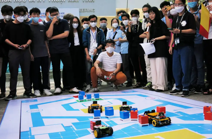 Sinh viên Khoa Khoa học và Kỹ thuật Máy tính, Trường Đại học Bách khoa, Đại học Quốc gia Thành phố Hồ Chí Minh. (Ảnh: Website nhà trường) sv hcmut.png