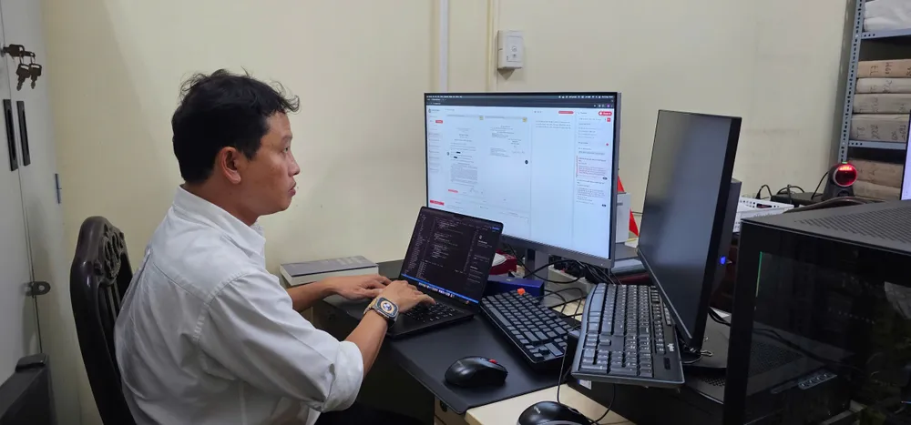 Ông Nguyễn Cao Trí đang sử dụng hệ thống Công nghệ AI nội bộ tòa án. Ảnh: SONG MAI TAND quận 1