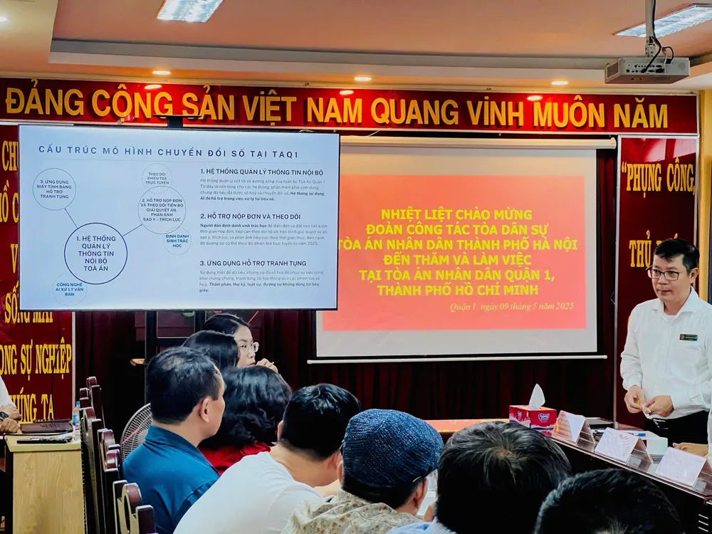 Ông Nguyễn Quang Huynh - Chánh án TAND quận 1 (đứng) đang giới thiệu các mô hình chuyển đổi số tại đơn vị đến đoàn công tác của TAND TP Hà Nội. Ảnh: NT tand-quan-1-trien-khai-he-thong-cong-nghe-ai-noi-bo-hoa-2.jpg