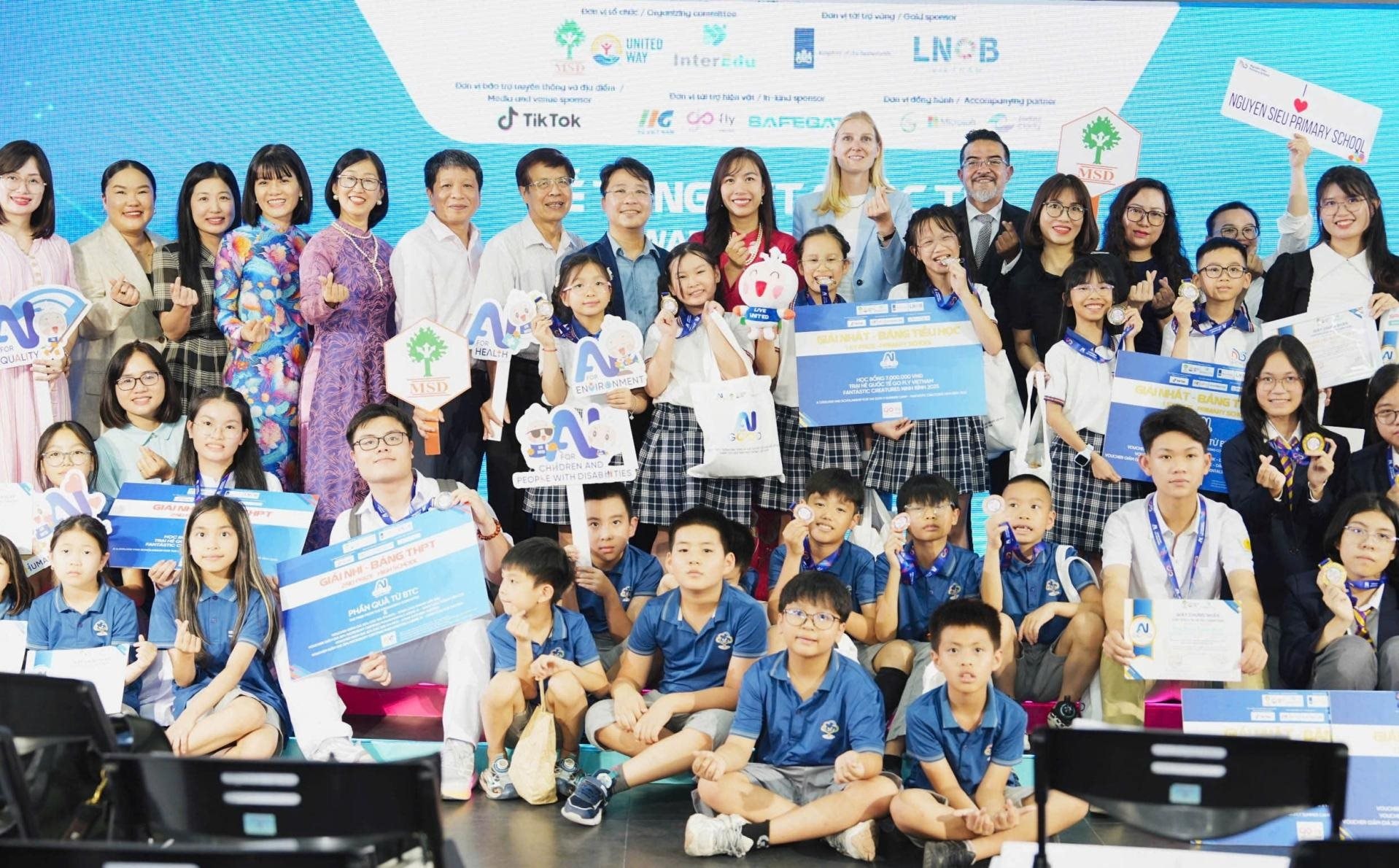 Học sinh sẽ là người dẫn dắt công nghệ tử tế trong tương lai 4 tap-the-nguoi-tham-du-1-.jpg