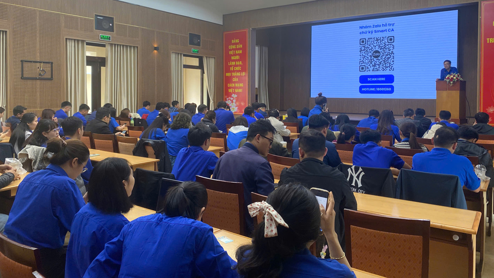 Báo cáo viên đến từ VNPT Lâm Đồng giới thiệu và hướng dẫn sử dụng chữ ký số từ xa VNPT Smart CA
