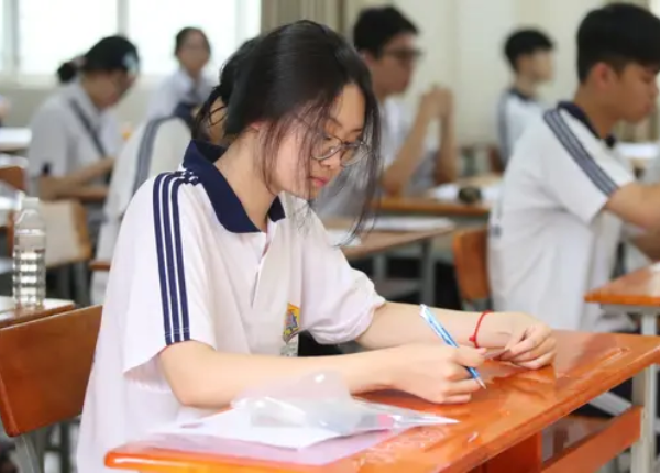 Tăng cường cảnh giác với gian lận công nghệ AI trong kỳ thi tốt nghiệp THPT 2025 1 thi-dai-hoc-2025 (2)