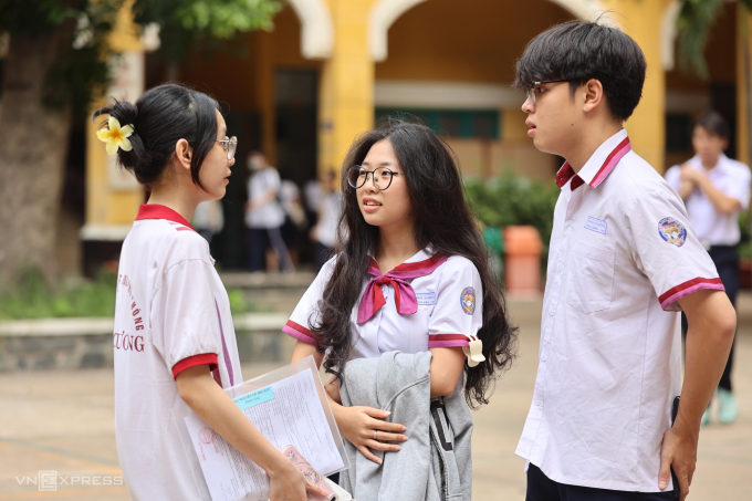 Bộ Giáo dục công bố cách quy đổi điểm xét tuyển đại học giữa các phương thức 2 Thí sinh thi tốt nghiệp THPT 2024 tại TP HCM. Ảnh: Quỳnh Trần