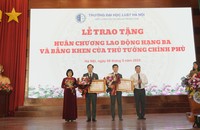 Công chức, viên chức Bộ Tư pháp tham gia bồi dưỡng về ứng dụng AI 16 Thứ trưởng Đặng Hoàng Oanh, Thứ trưởng Nguyễn Thanh Ngọc trao Huân chương Lao động hạng Ba cho đồng chí Đoàn Trung Kiên và đồng chí Đỗ Quốc Tuấn. Ảnh: Phương Mai