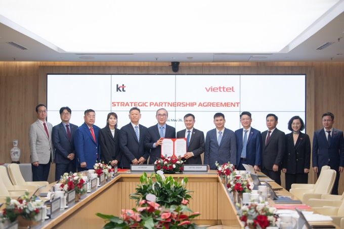 Tập đoàn Hàn Quốc muốn thúc đẩy chuyển đổi AI tại Việt Nam 1 Đại diện Viettel và KT tại lễ ký, hôm 26/5. Ảnh: Thọ Trần