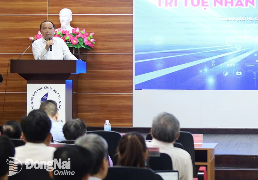 PGS-TS Vũ Hải Quân, Giám đốc Đại học Quốc gia Thành phố Hồ Chí Minh phát biểu tại tọa đàm. Ảnh: Ban tổ chức cung cấp