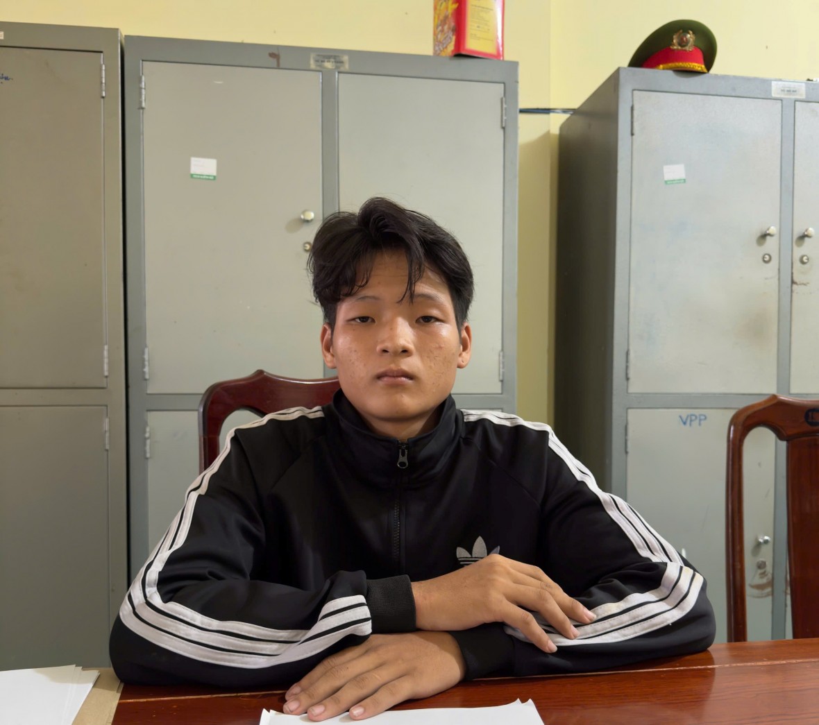Vừa bị bắt quả tang trộm 03 điện thoại di động, vẫn 
