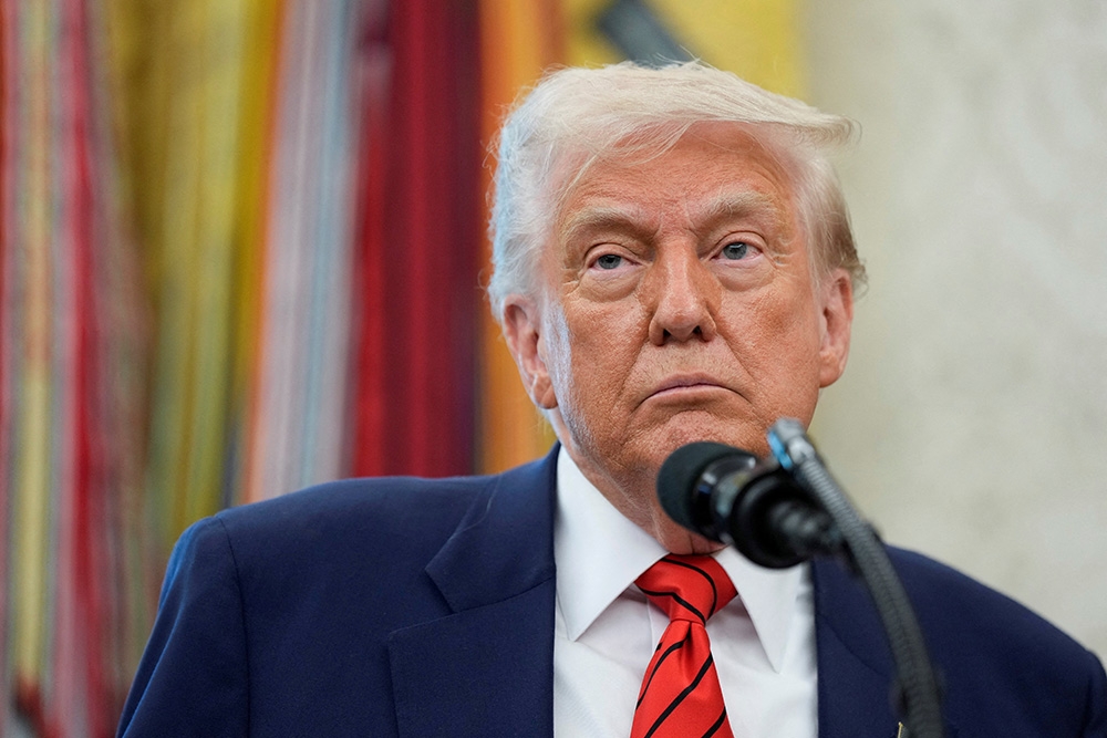 Tổng thống Trump gây sức ép lên các công ty sản xuất điện thoại thông minh 1 tong thong trump gay suc ep len cac cong ty san xuat dien thoai thong minh hinh anh 1