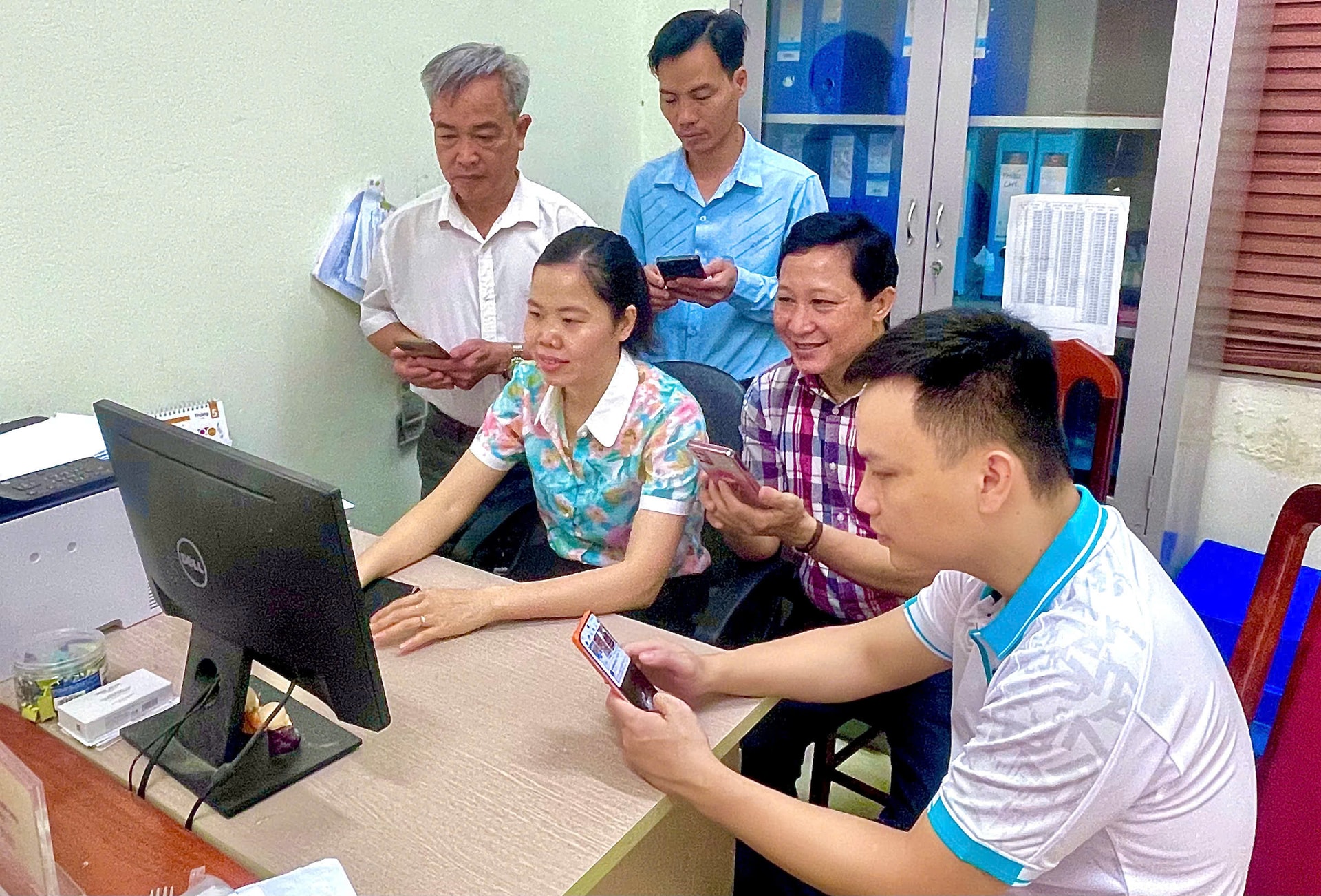 Lan tỏa tinh thần học và dùng AI trong toàn dân 4 Cán bộ, công chức xã Trung Châu, huyện Đan Phượng luyện AI. Ảnh: Nguyễn Bền
