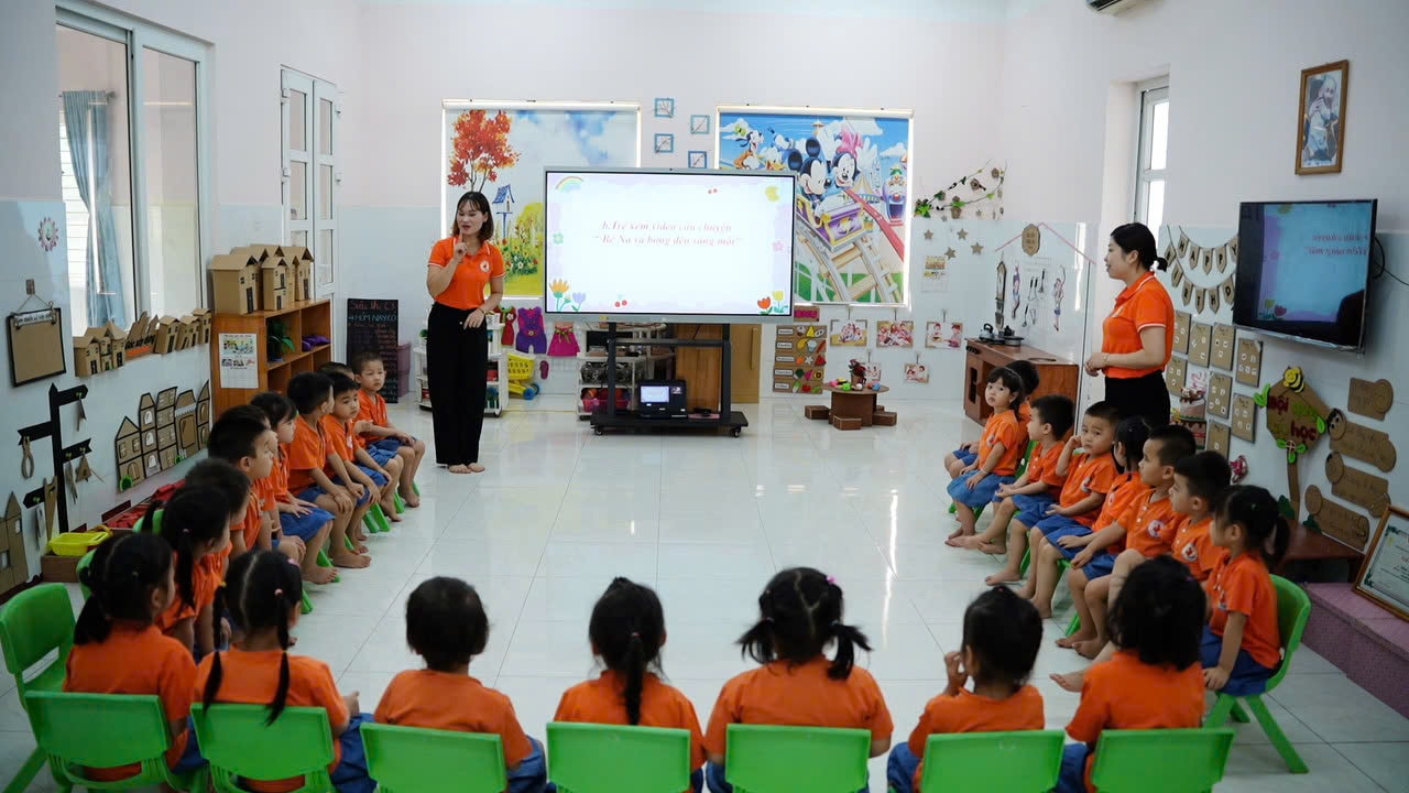 Lan tỏa tinh thần học và dùng AI trong toàn dân 2 Giờ dạy của cô giáo Trường Mầm non Hồng Hà (xã Hồng Hà, huyện Đan Phượng) hấp dẫn, thu hút học sinh hơn khi sử dụng bài giảng điện tử. Ảnh: Nguyễn Bền