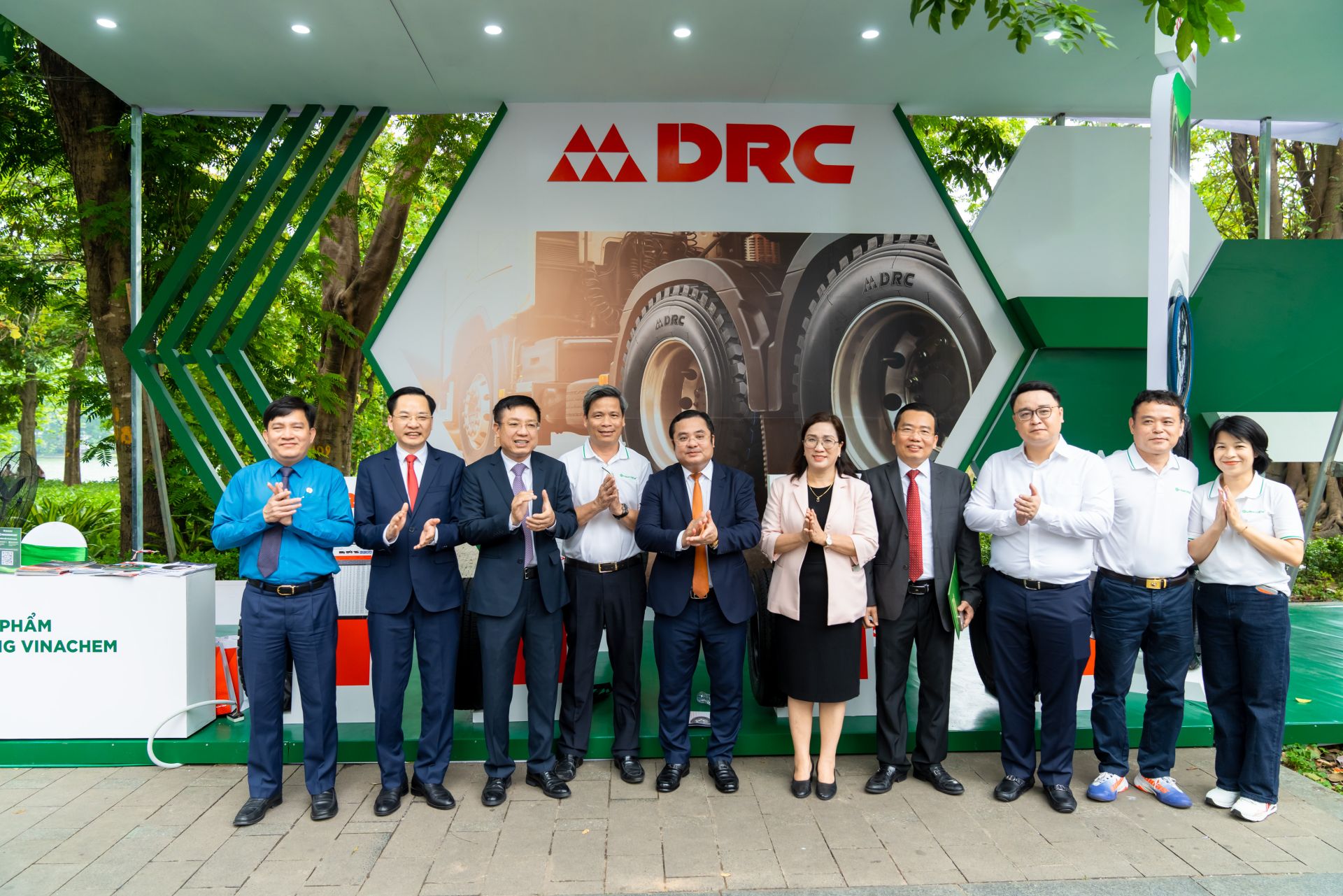 Các đại biểu tham quan gian hàng Các đại biểu tham quan gian hàng