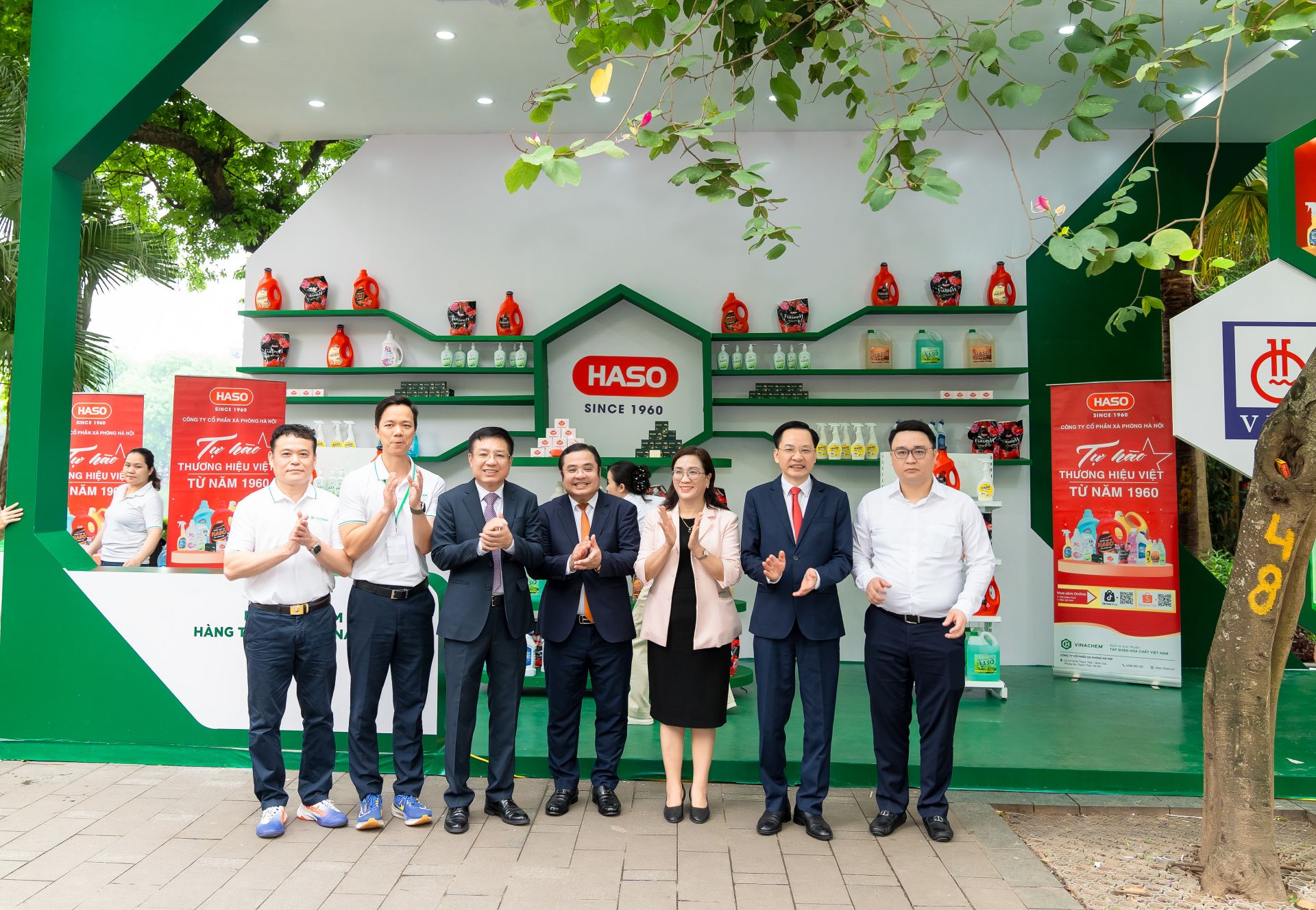 Các đại biểu tham quan gian hàng Các đại biểu tham quan gian hàng