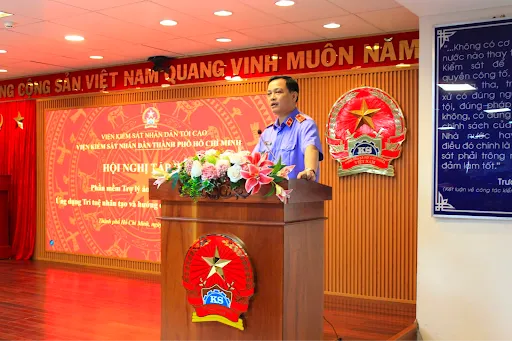 Đồng chí Lê Văn Đông, Bí thư Đảng ủy, Viện trưởng VKSND Thành phố phát biểu chỉ đạo tại Hội nghị. ẢNH: HẠ QUYÊN ứng dụng AI