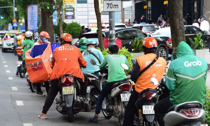 'Có thể chuyển đổi 80% xe máy công nghệ sang xe điện trong hai năm' 1 Tài xế công nghệ đón khách, giao hàng trên đường Lý Tự Trọng, quận 1, TP HCM, năm 2023. Ảnh:Thanh Tùng