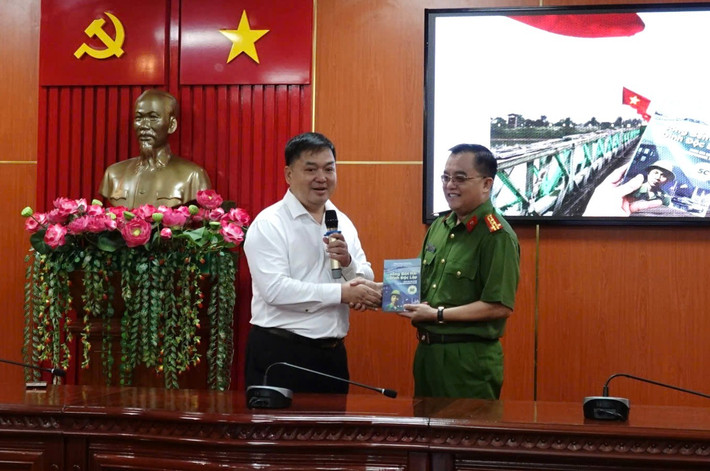 Lãnh đạo Công an tỉnh Bình Thuận tặng hoa, quà lưu niệm các chuyên gia tại buổi tập huấn z6544503982250-a6a90e61ae75fc45b87ded72d4d29342.jpg