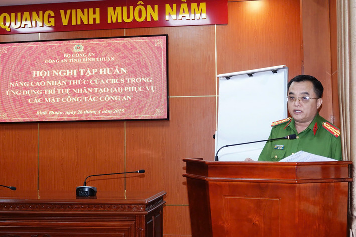 Phó Giám đốc Công an tỉnh Bình Thuận, Đại tá Huỳnh Ngọc Liêm phát biểu tại hội nghị tập huấn z6544503994477-f468ec349827da7bfb532279842e2a38.jpg