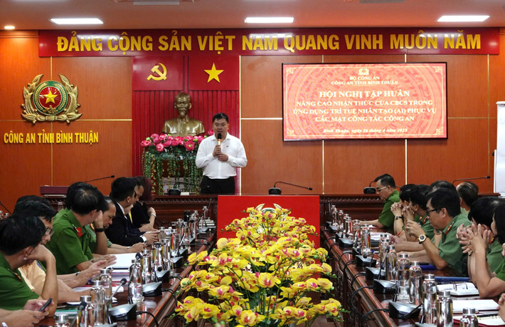 Tiến sỹ Hoàng Nam Tiến báo cáo các nội dung trọng tâm tại buổi tập huấn z6544504003856-703b71e528e5e31057be625a6464f077.jpg
