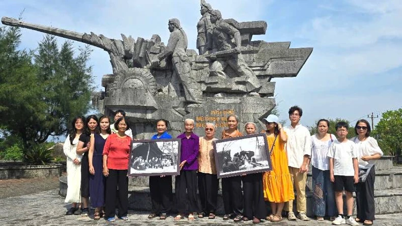 Quảng Bình: Các nữ cựu pháo binh Ngư Thủy được tặng ảnh tư liệu lịch sử về chính Đại đội của mình ảnh 2