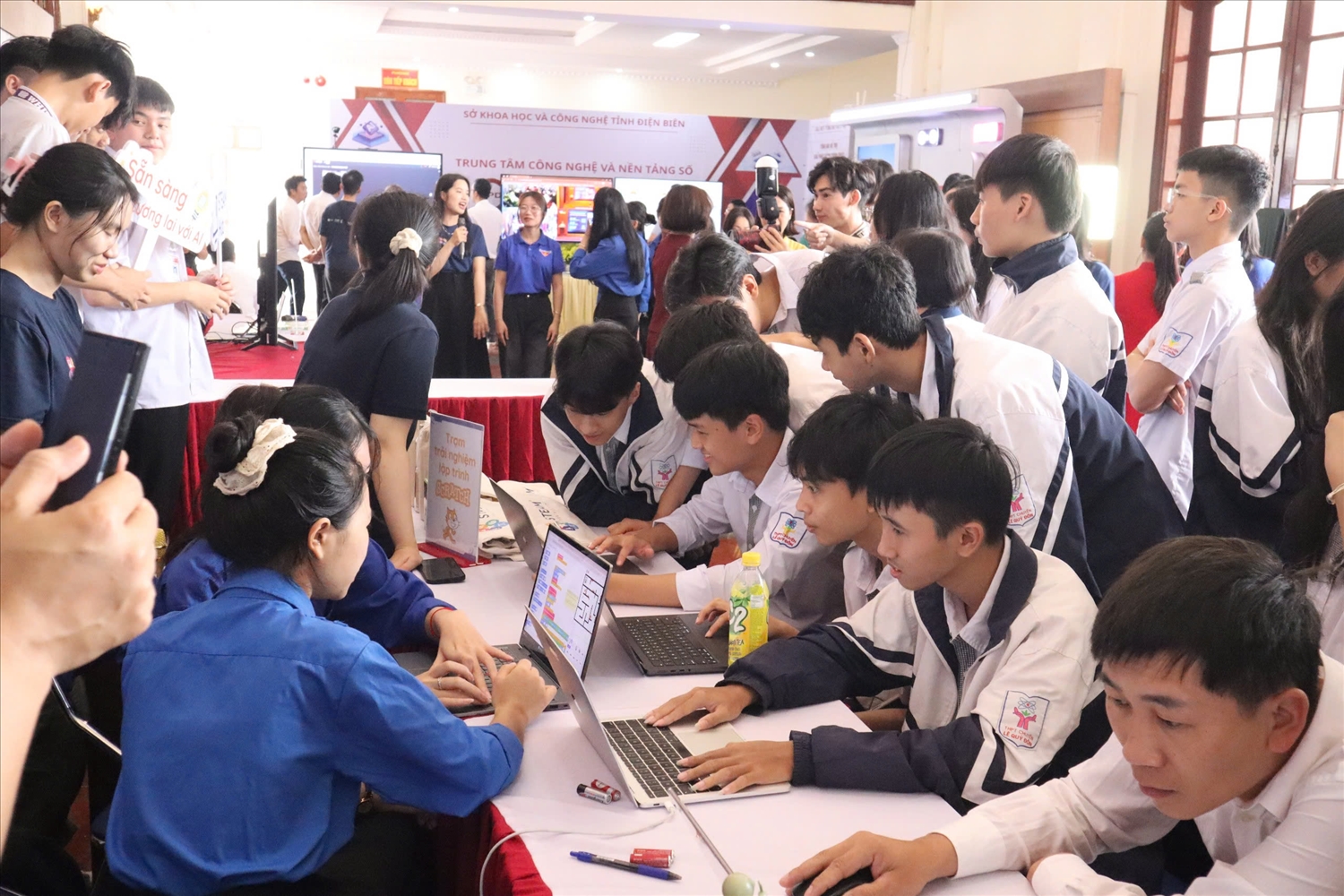 Học sinh, đoàn viên thanh niên trải nghiệm lập trình công nghệ AI Học sinh, đoàn viên thanh niên trải nghiệm lập trình công nghệ AI