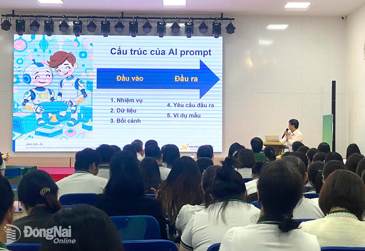Tiến sĩ Lâm Thành Hiển, Hiệu trưởng Trường đại học Lạc Hồng hướng dẫn giáo viên Trường TH-THCS-THPT Song ngữ Lạc Hồng kỹ năng viết prompt (câu lệnh) hiệu quả. Ảnh: Hải Yến


