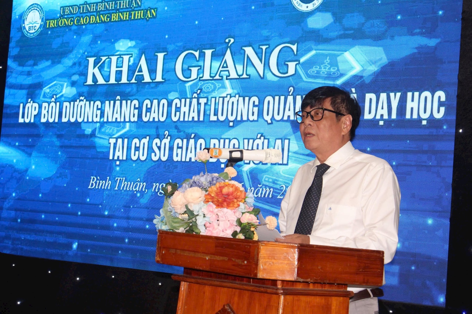 Khai giảng lớp bồi dưỡng nâng cao chất lượng quản lý và dạy học tại cơ sở giáo dục với AI 3 0054049c-ed86-4edc-9291-991646a029fd.jpeg
