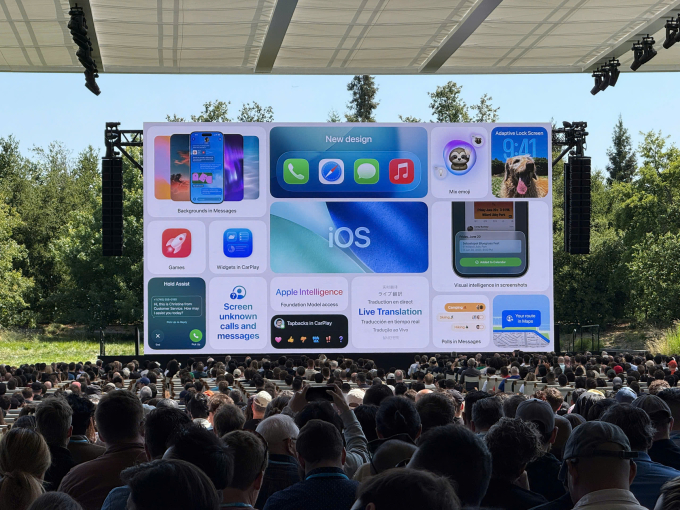 Apple bị chê chậm chân trong cuộc đua AI 1 Khung cảnh sự kiện WWDC 2025, giới thiệu hệ điều hành iOS 26 mới. Ảnh: Tuấn Hưng