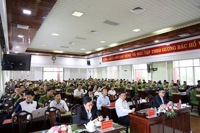 Công an Tiền Giang tập huấn kỹ năng ứng dụng AI vào quản trị văn phòng 2 02.jpg