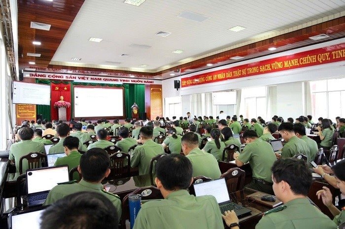 Công an Tiền Giang tập huấn kỹ năng ứng dụng AI vào quản trị văn phòng 4 04.jpg