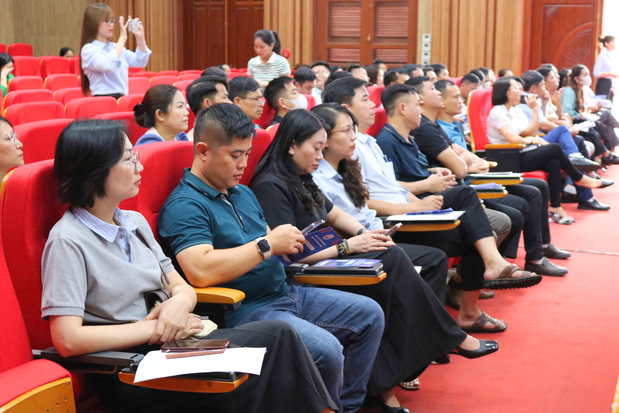 Thành phố Thuỷ Nguyên nâng cao năng lực ứng dụng AI cho đội ngũ cán bộ, quản lý cơ quan, doanh nghiệp 4 064b6e0664 315a 4354 9150 3f3fa425a35f