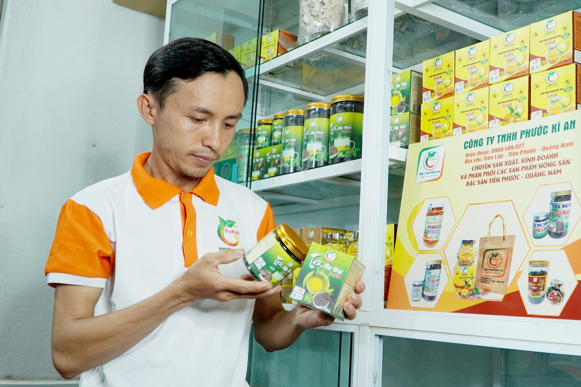 Anh Nguyễn Hoàng Vy thành công sản xuất trà nụ vối với công nghệ hiện đại. Ảnh: PHAN VINH