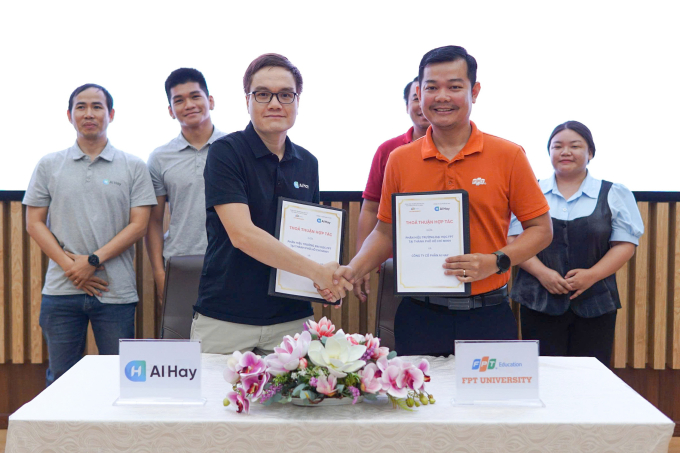 Hàng chục nghìn sinh viên được tặng tài khoản AI 1 Đại diện AI Hay và trường Đại học FPT ký thỏa thuận hợp tác. Ảnh: ĐH FPT