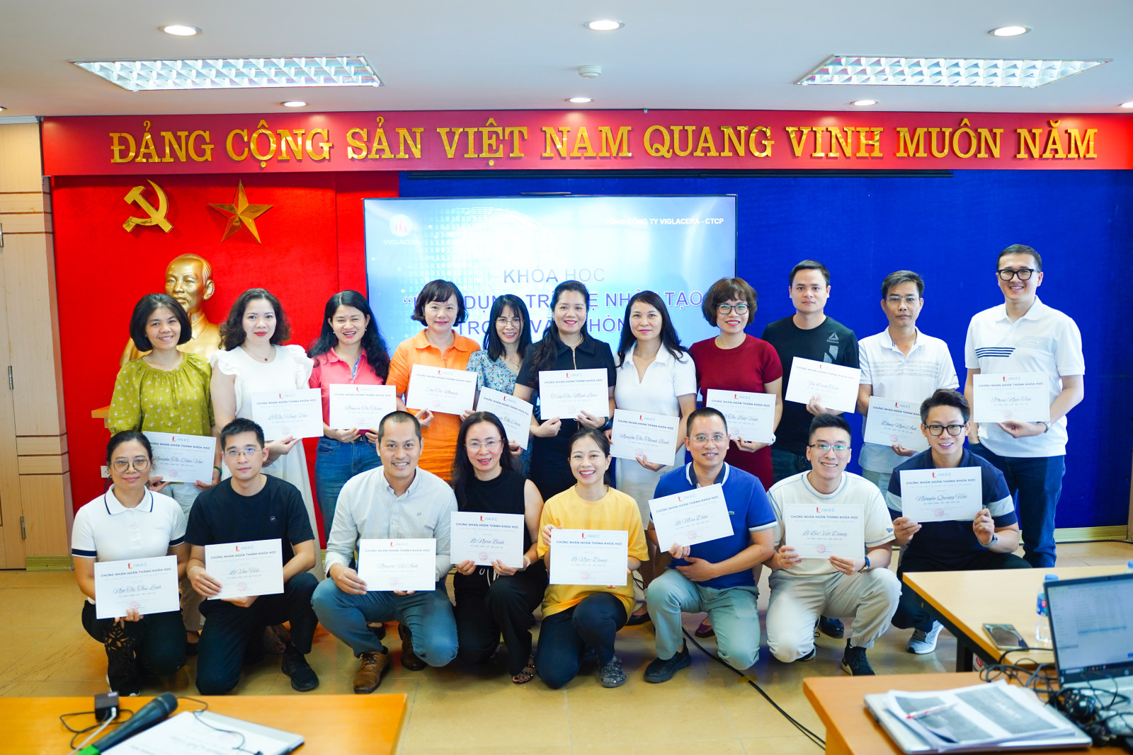 Viglacera trao chứng nhận khóa đào tạo “Ứng dụng AI trong công việc văn phòng” - Ảnh 1