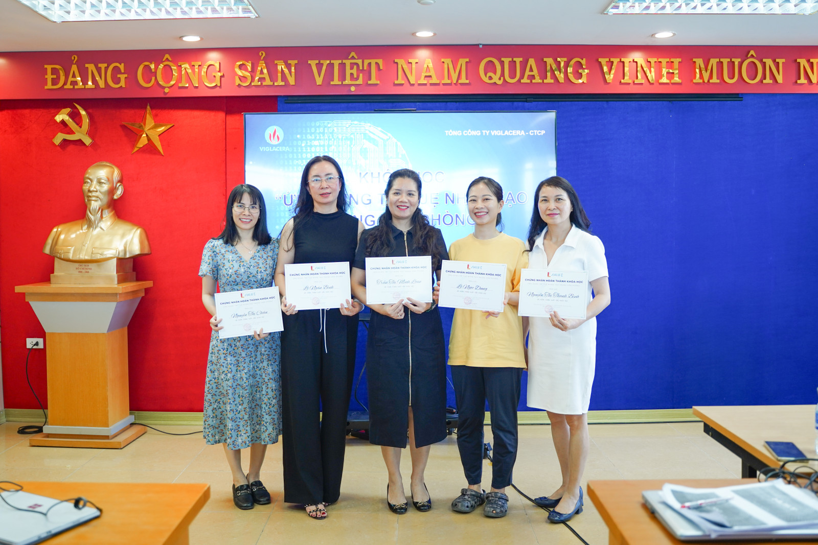 Viglacera trao chứng nhận khóa đào tạo “Ứng dụng AI trong công việc văn phòng” - Ảnh 2