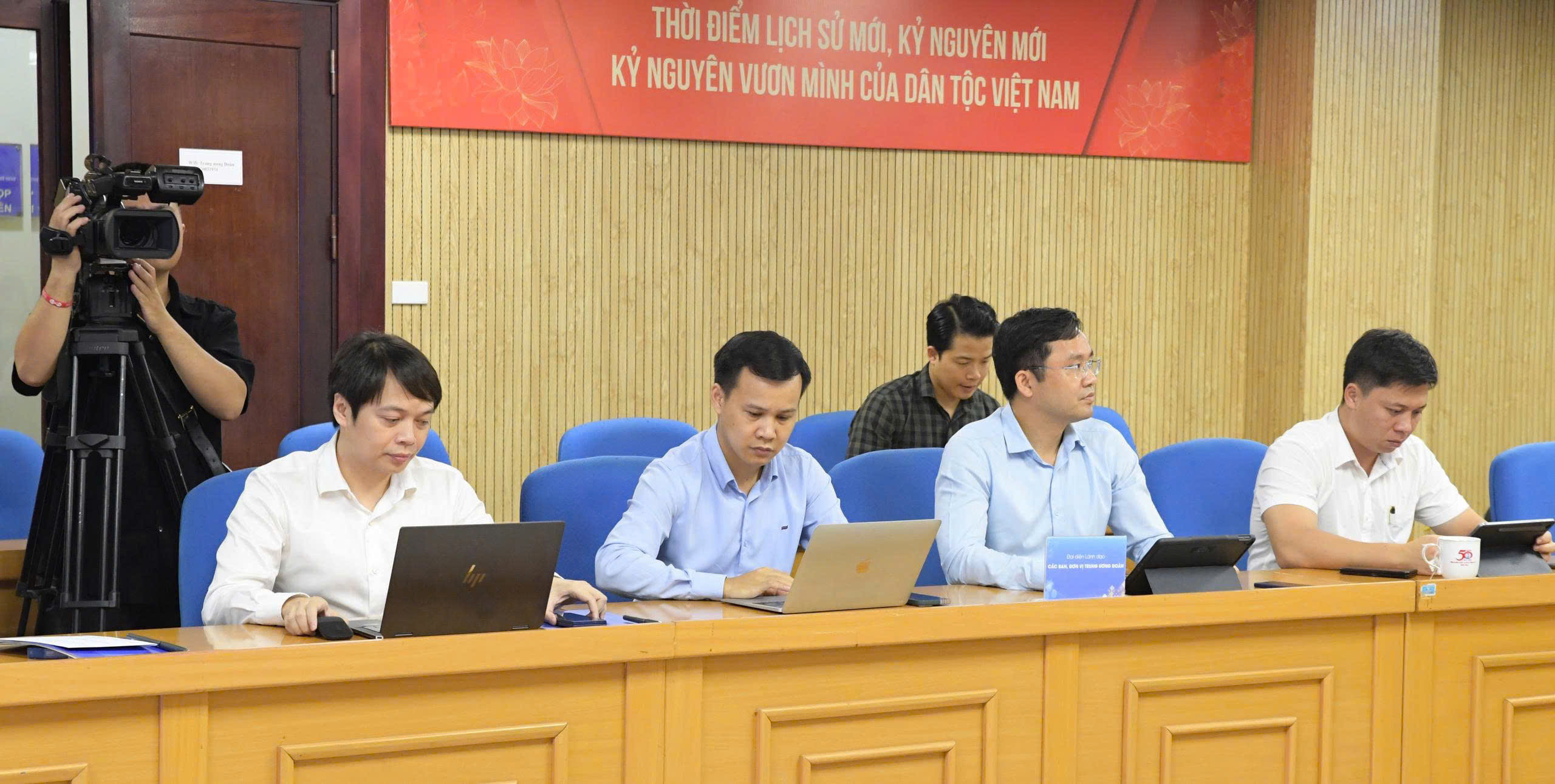 Bình dân học AI - Phổ cập AI và tập huấn kỹ năng AI cho cán bộ đoàn, hội 4 133929838473152636 z6651354730916 65f1bec5774e699d021afc95b547a0cf