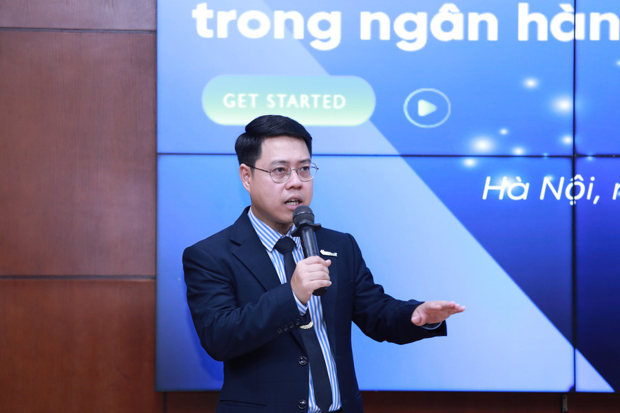 AI tạo ra những thay đổi sâu rộng trong lĩnh vực tài chính – ngân hàng 3 TS. Đào Hữu Hùng – Giám đốc Trung tâm Khoa học Dữ liệu, Khối Quản trị và Phân tích dữ liệu (Ngân hàngVPBank) trình bày tham luận tại Hội thảo.