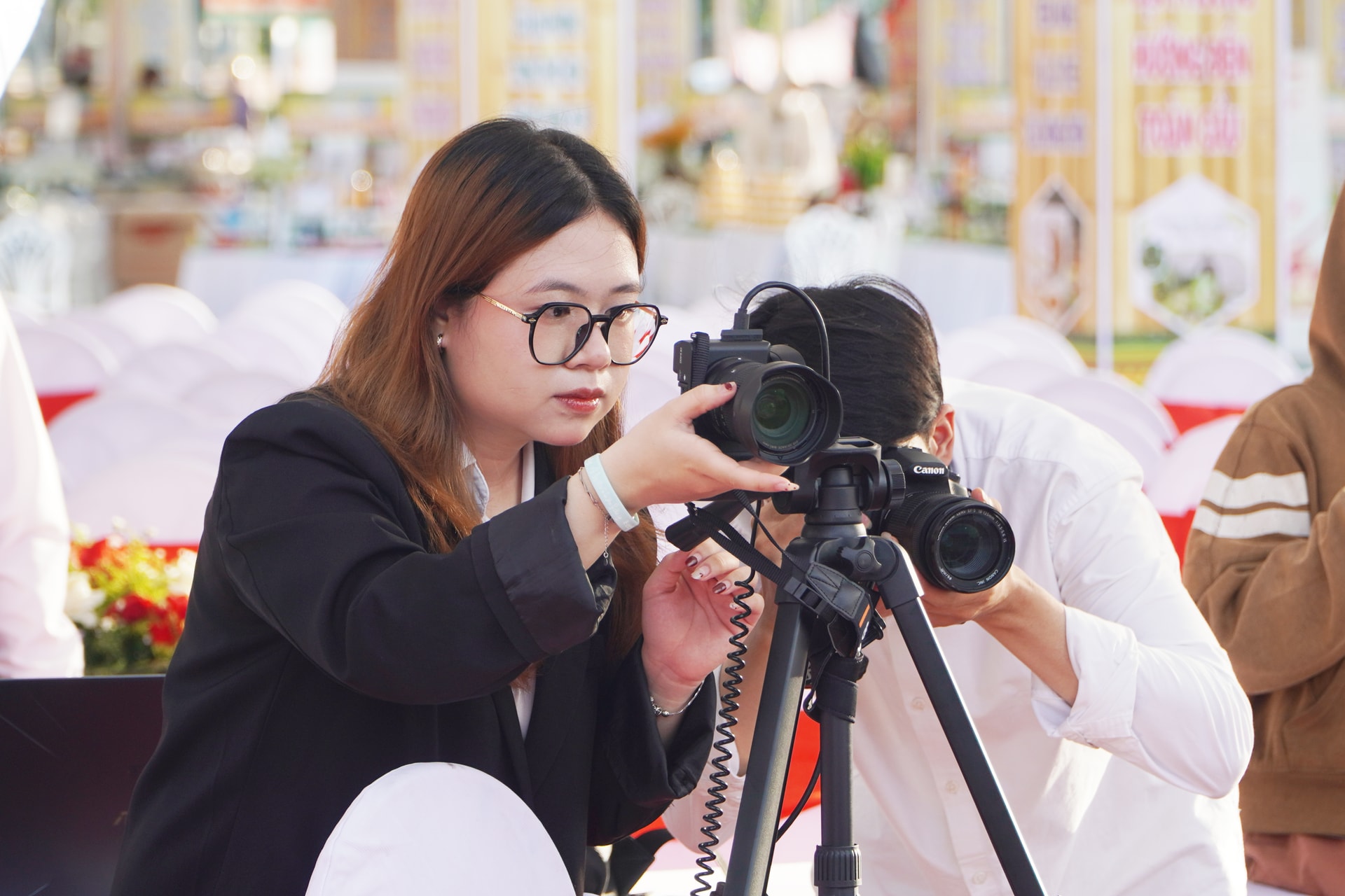 Đội ngũ hỗ trợ chương trình livestream được đầu tư chỉn chu về mặt kỹ thuật. Ảnh: PHAN VINH